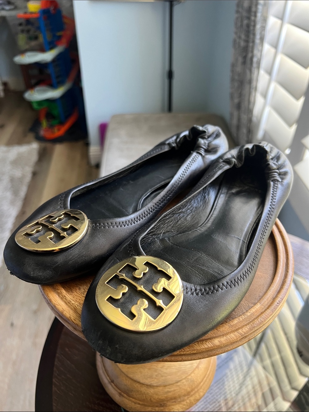 Tory Burch, size 8.5, Black Leather Ballet Flats w/ Gold Logo Emblem, UIGC